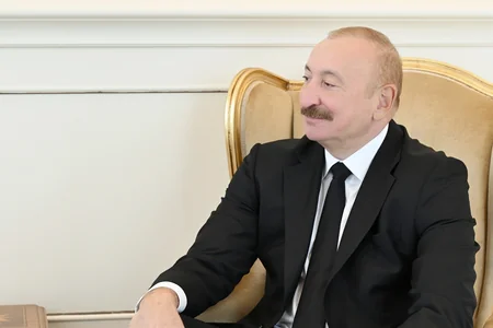 İlham Əliyev Fərhad Xəlilova İstiqlal ordenini təqdim edib